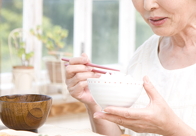 入れ歯がずれてしまってご飯を食べるのも一苦労